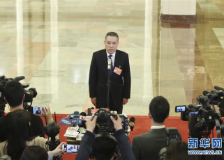 张茅在“部长通道”接受记者采访